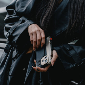 FOTORGEAR Retro Photography Kits
 iPhone 17 系列復古手機殼，鋁合金與合成皮革設計，結合經典攝影風格。