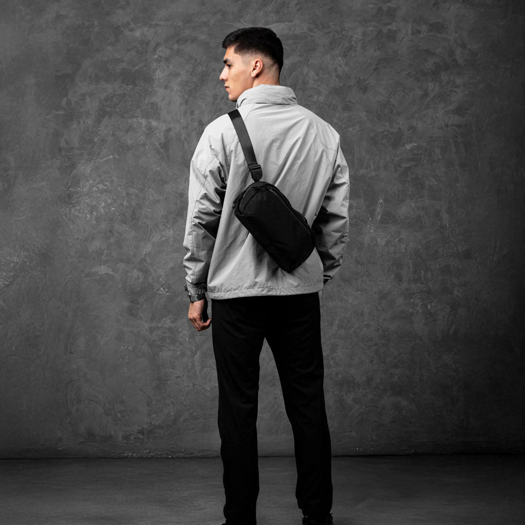 ALPAKA Eclipse Gaming Sling 可調節肩帶與多功能掛點設計，提供靈活背負方式。