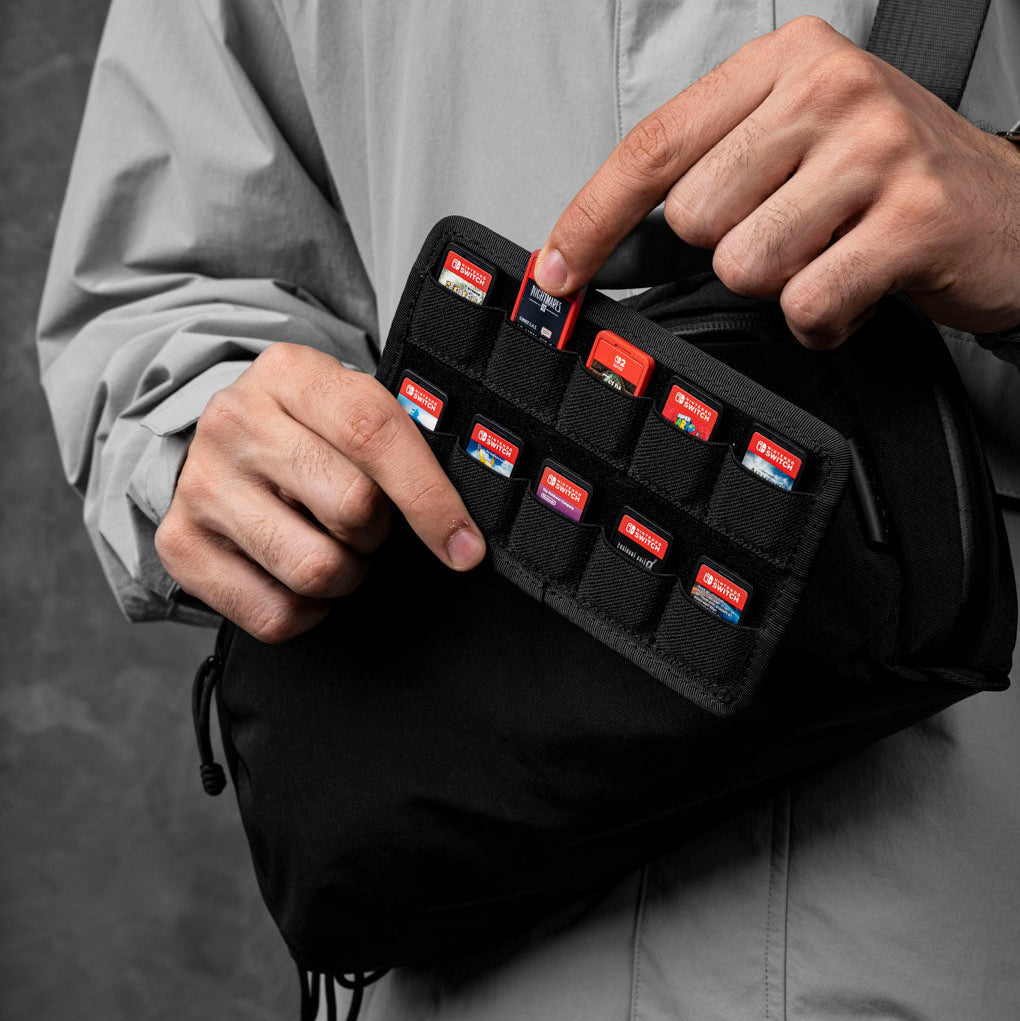 ALPAKA Eclipse Gaming Sling，專屬遊戲卡存儲套，可存放 20 張遊戲卡片。