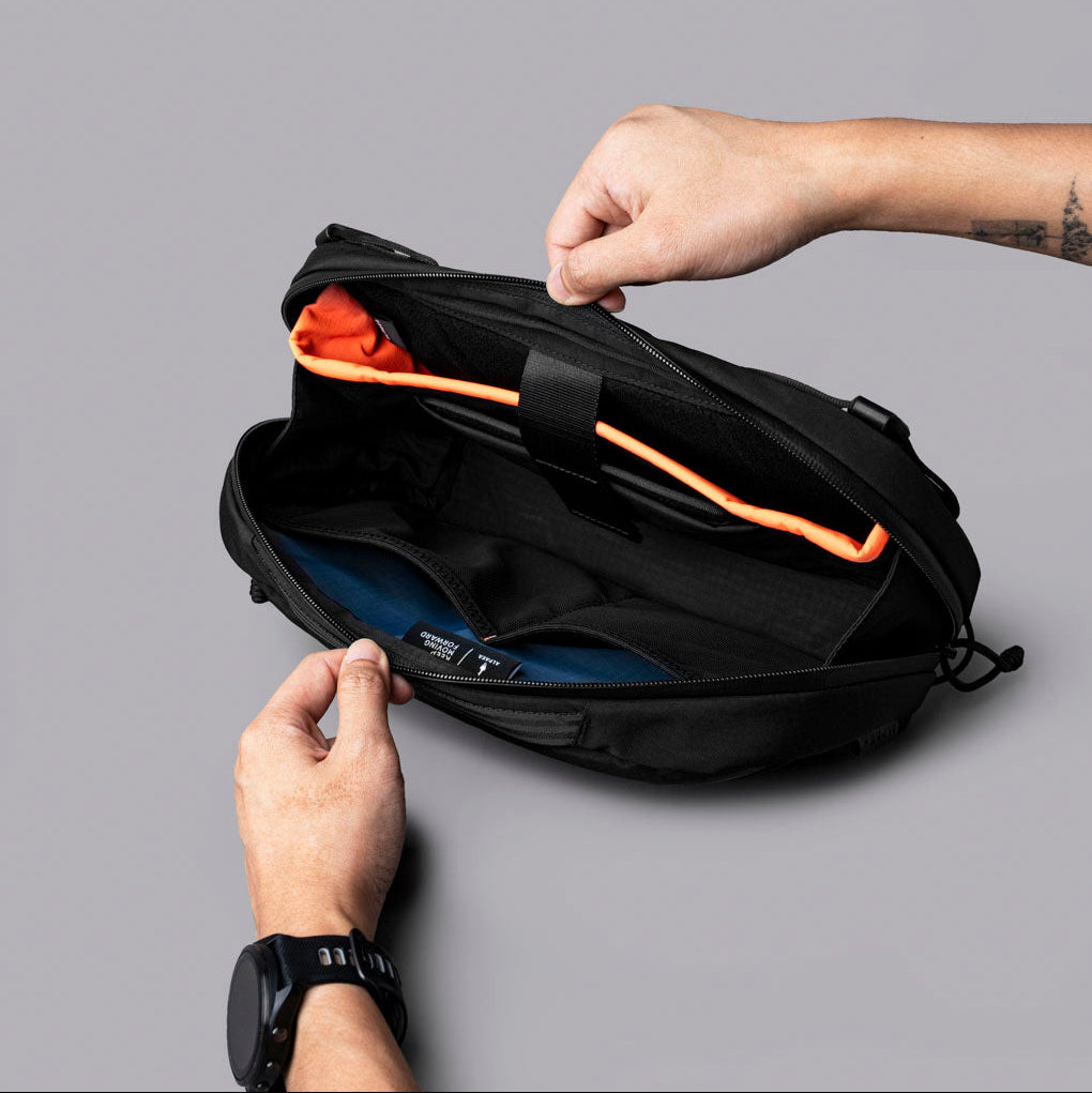 Eclipse Gaming Sling 內部隔層展示，適配 Switch 2、Steam Deck 與 iPad Mini。