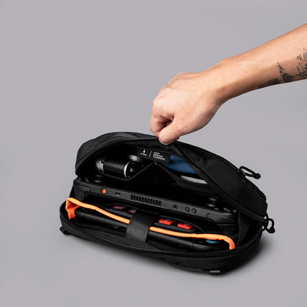 ALPAKA Eclipse Gaming Sling 內部隔層展示，適配 Switch 2、Steam Deck 與 iPad Mini。