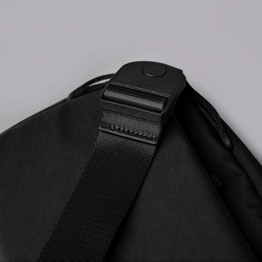 ALPAKA Eclipse Gaming Sling 可調節肩帶與多功能掛點設計，提供靈活背負方式。
