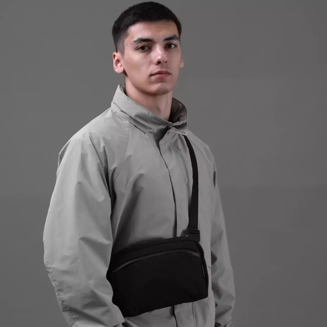 ALPAKA Flight Sling 2L 上身示意｜通勤外出斜孭使用情境
