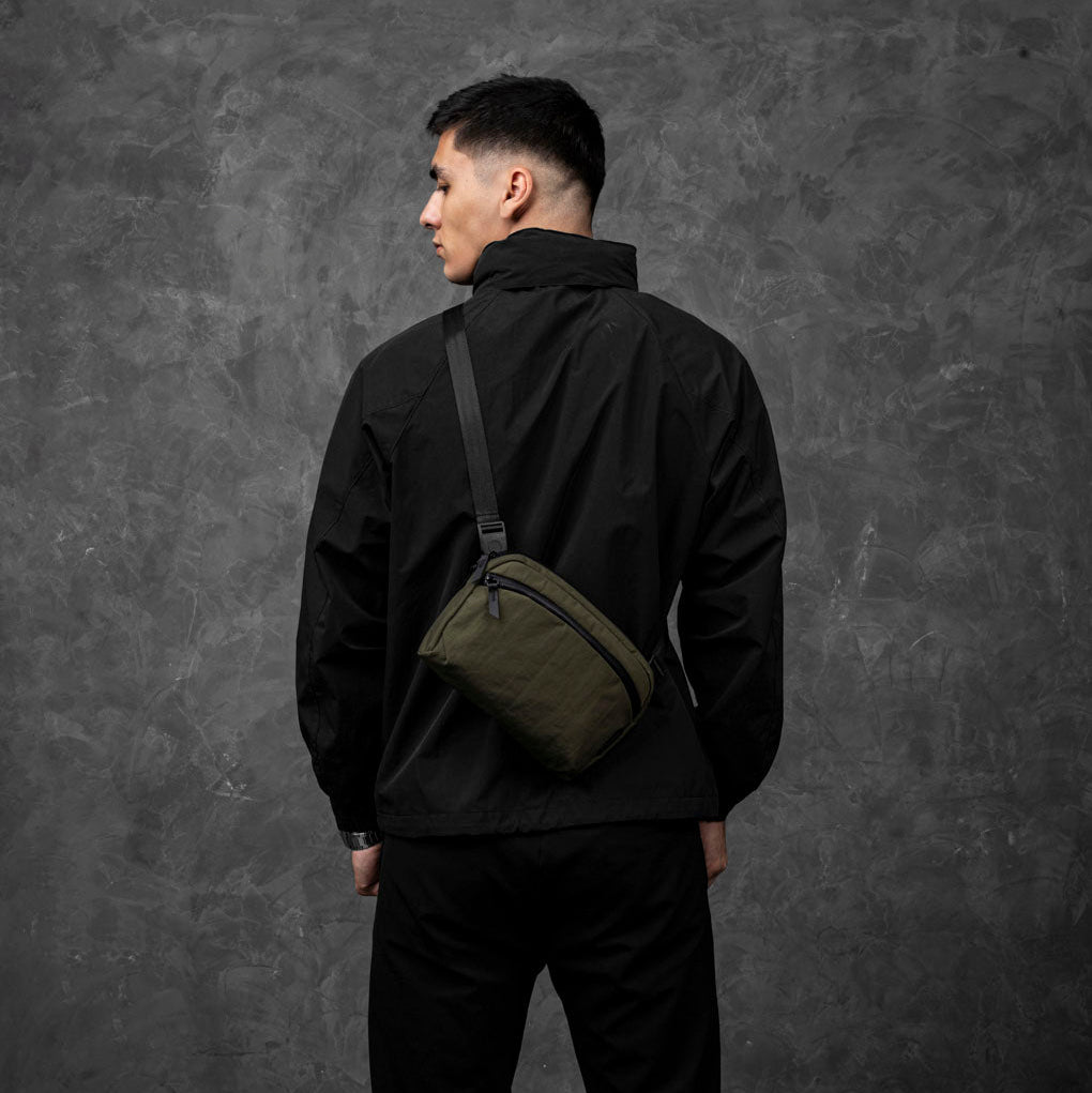 ALPAKA Flight Sling 2L 上身示意｜通勤外出斜孭使用情境