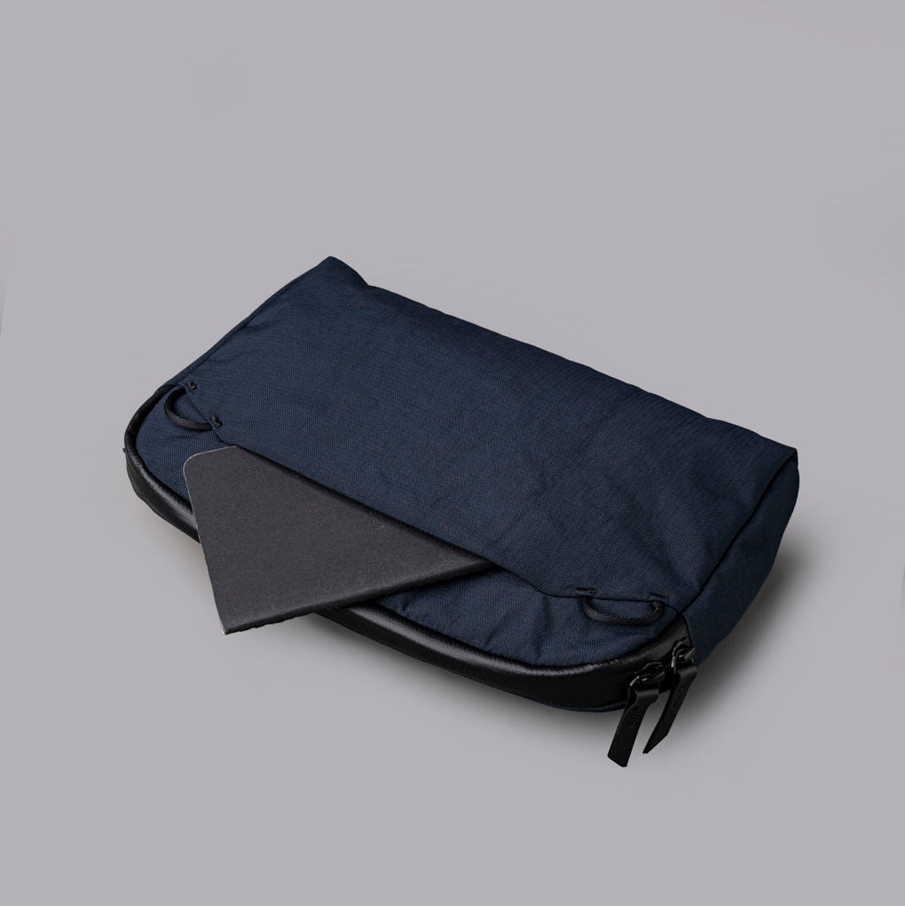 ALPAKA Flight Sling 2L 背面磁吸袋｜護照銀包隱藏收納