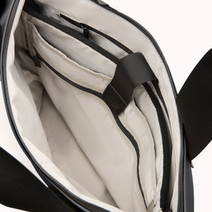 AIRBACK TOTE LITE Matt Black 側面容量示意｜17L 日常通勤袋