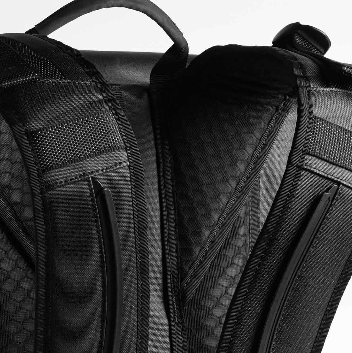 BITPLAY TerraExplorer 防水背囊 透氣背墊與肩帶｜長時間背負更舒適