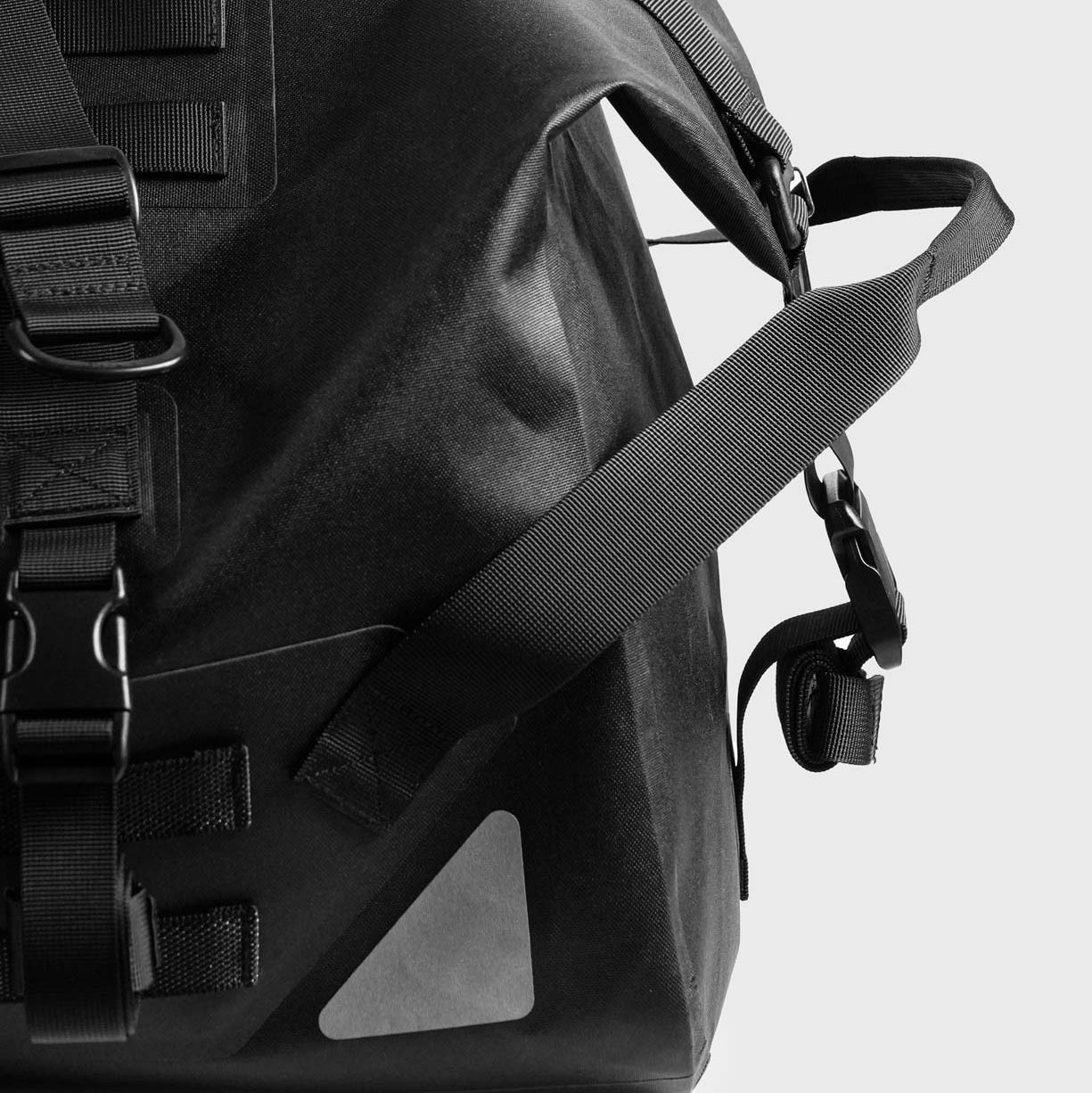 BITPLAY TerraExplorer 55L 防水貨袋 肩帶與頂部手挽｜多種攜帶方式