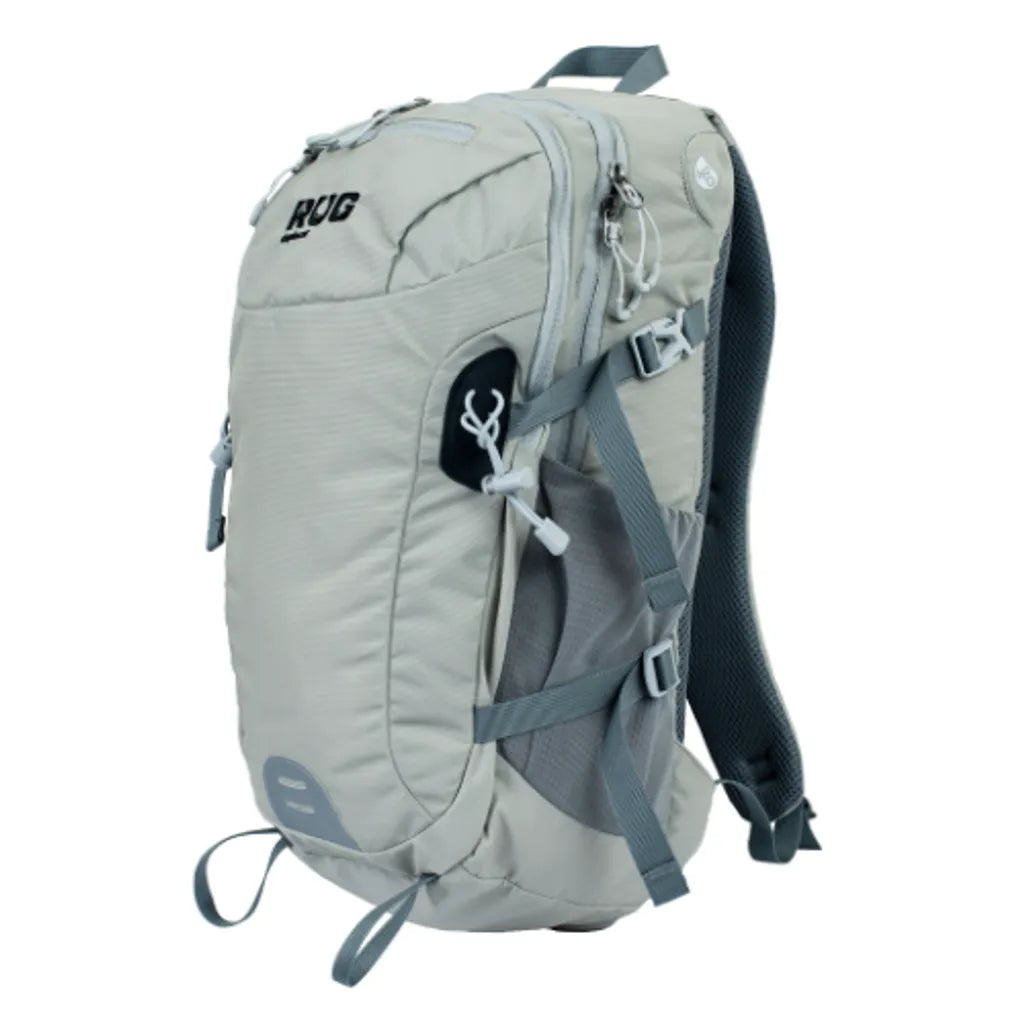 RUG Peace 20L 背包，展示多格收納設計與前置拉鍊袋。