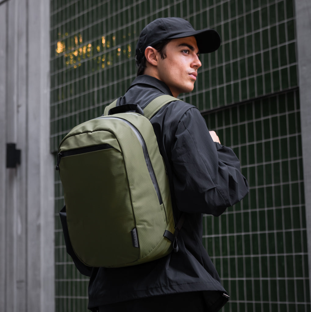 ALPAKA Aero Pack 绿色款展示正面設計及簡約外觀。