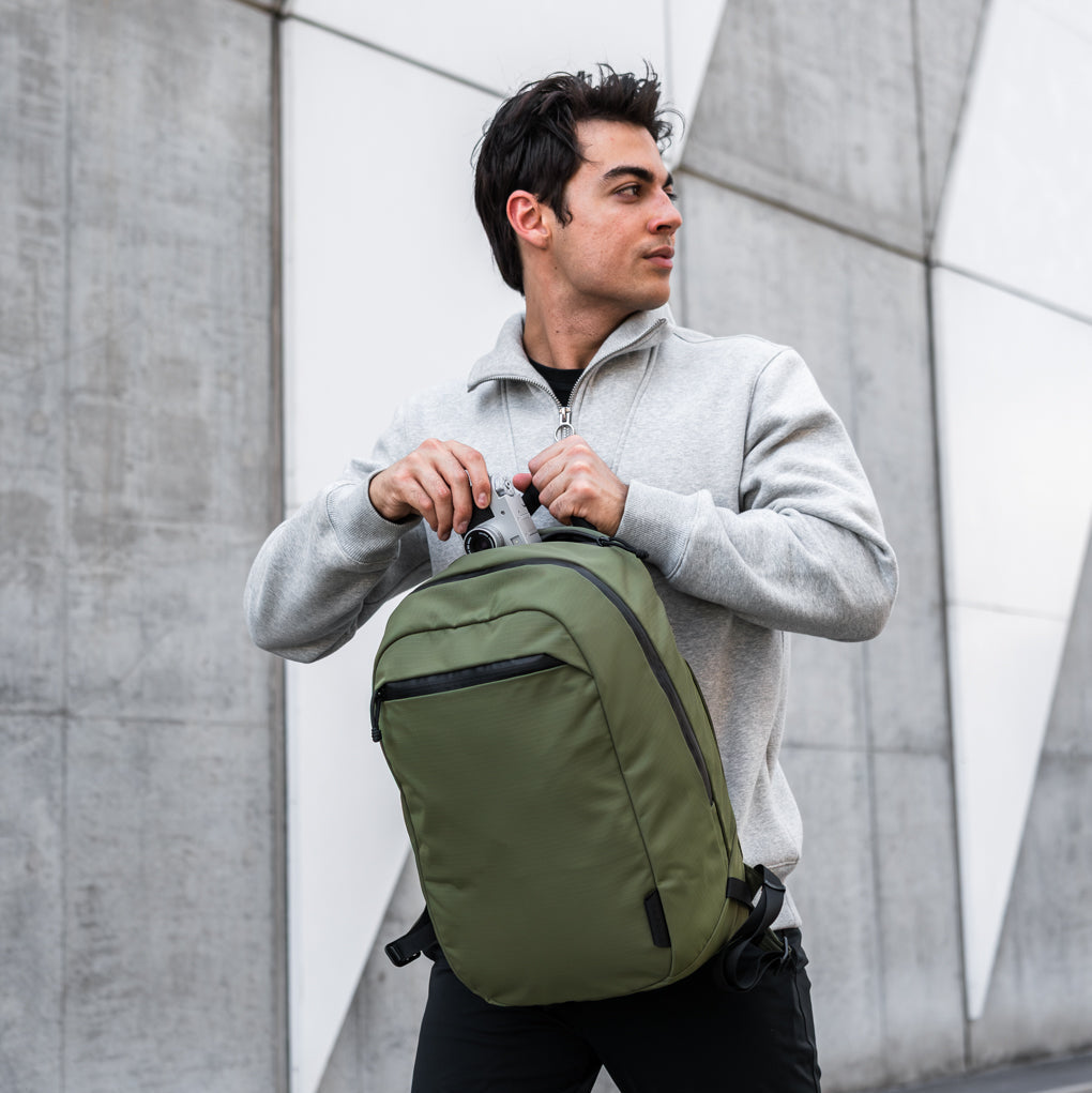 ALPAKA Aero Pack 绿色款展示正面設計及簡約外觀。