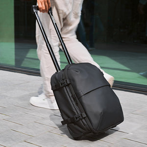 AIRBACK FLEX（Under‑Seat）可背可拖：背負與拖行兩用示意