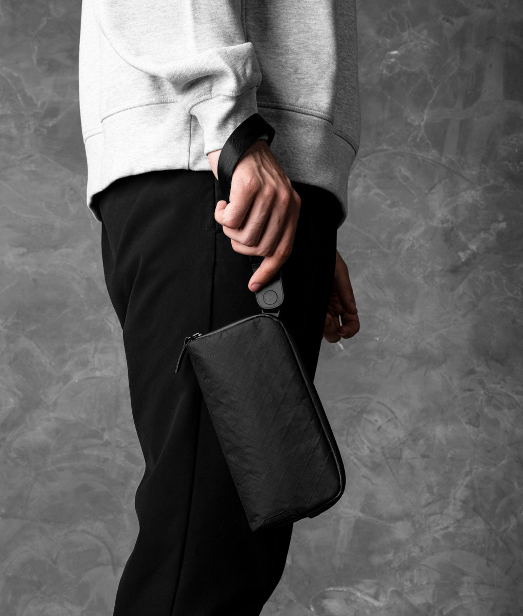 ALPAKA Flight Pouch 防水收納袋，輕便設計適合旅行與日常使用