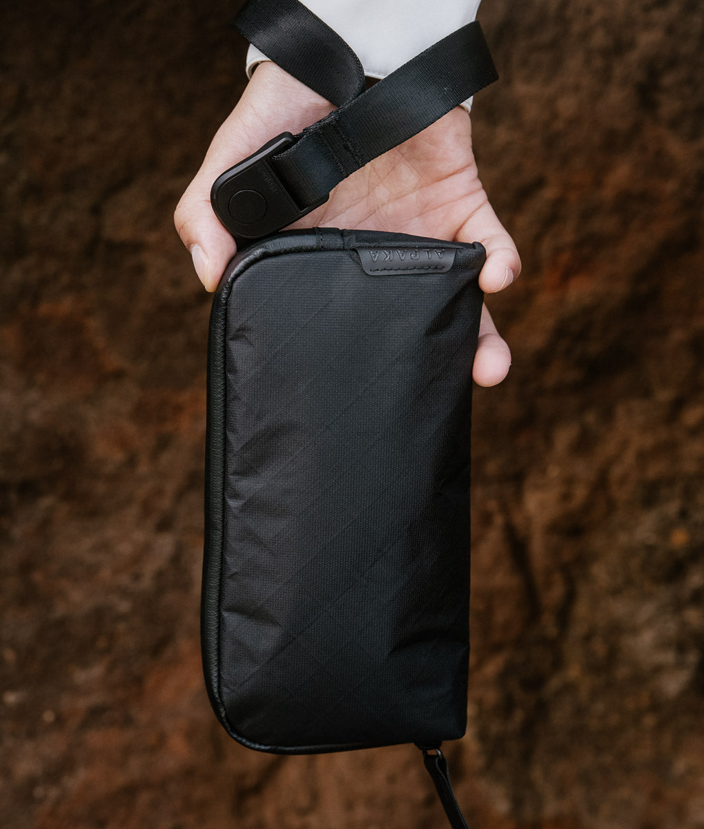 ALPAKA Flight Pouch 防水收納袋，輕便設計適合旅行與日常使用