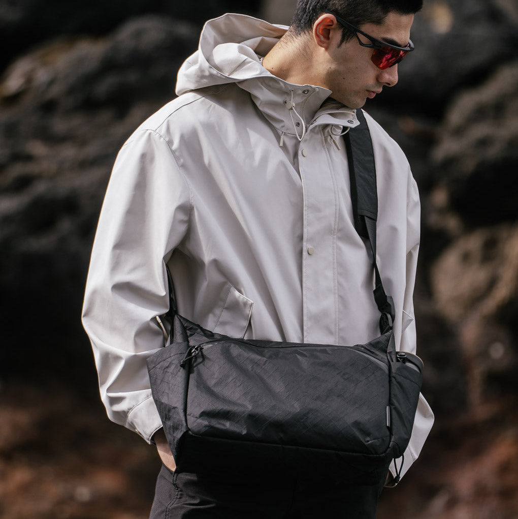 ALPAKA Flight Satchel 展示外觀設計與功能性。