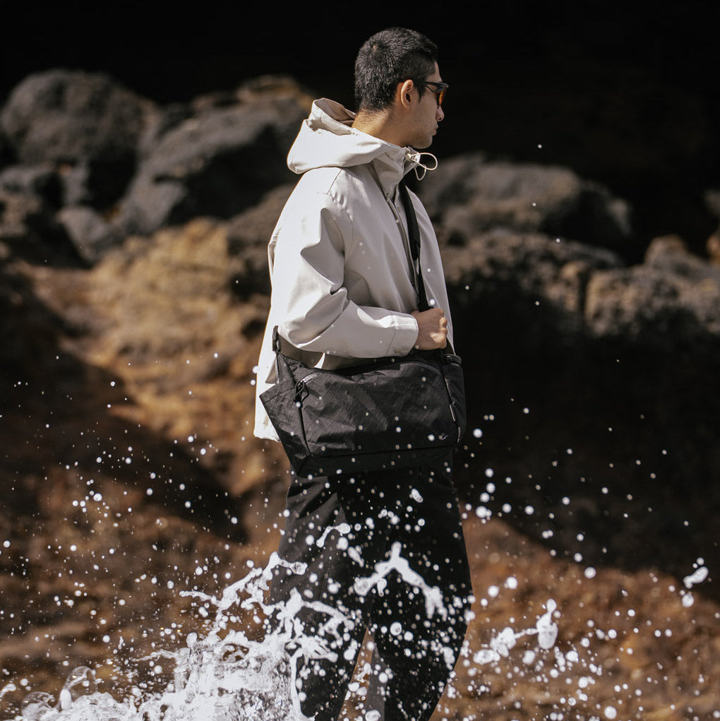 ALPAKA Flight Satchel 展示外觀設計與功能性。