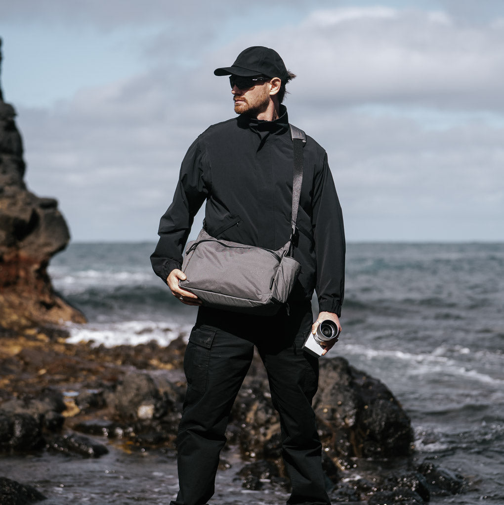 ALPAKA Flight Satchel 展示外觀設計與功能性。