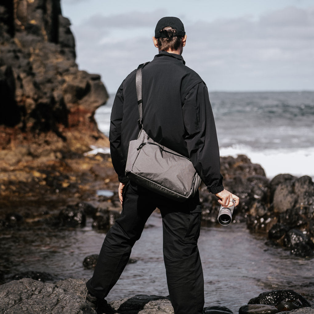 ALPAKA Flight Satchel 展示外觀設計與功能性。