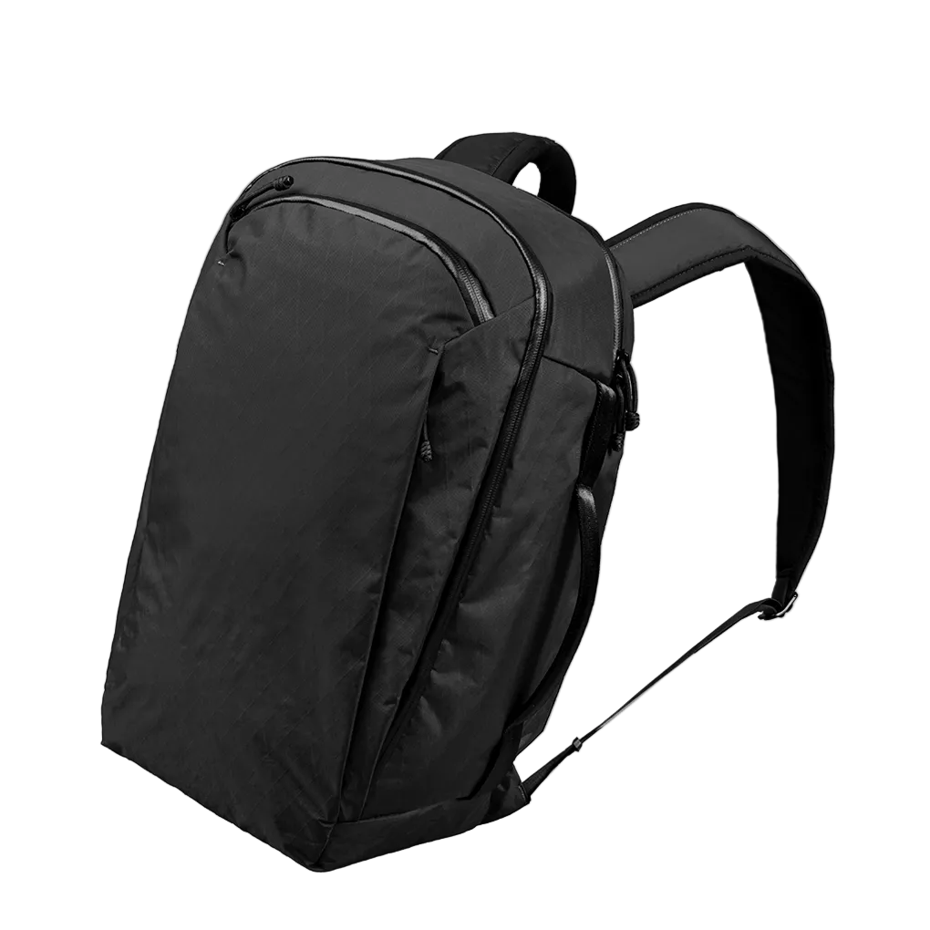 ALPAKA Traverse Backpack 30L，展示其行李通道功能，適合旅行使用。