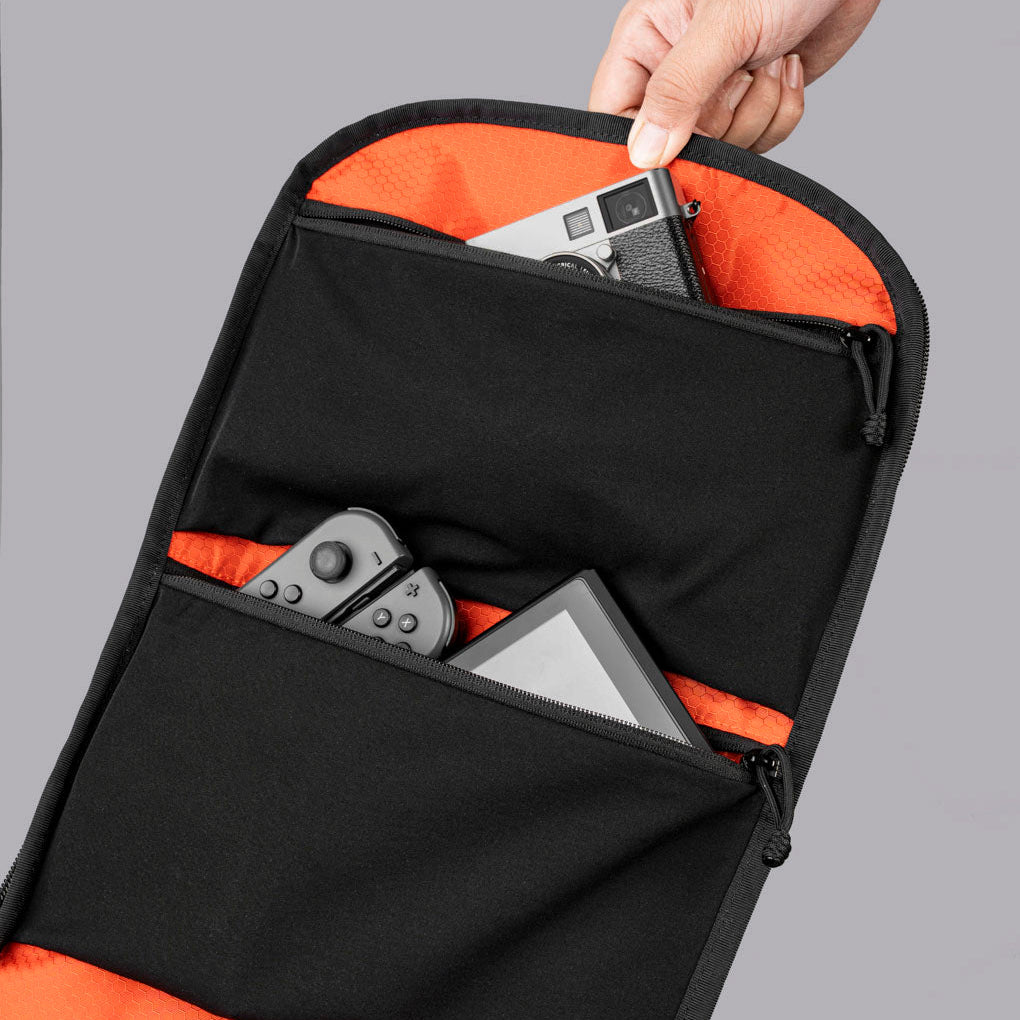 ALPAKA Traverse Backpack 30L，展示其行李通道功能，適合旅行使用。