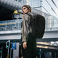 ALPAKA Traverse Backpack 30L，展示其行李通道功能，適合旅行使用。
