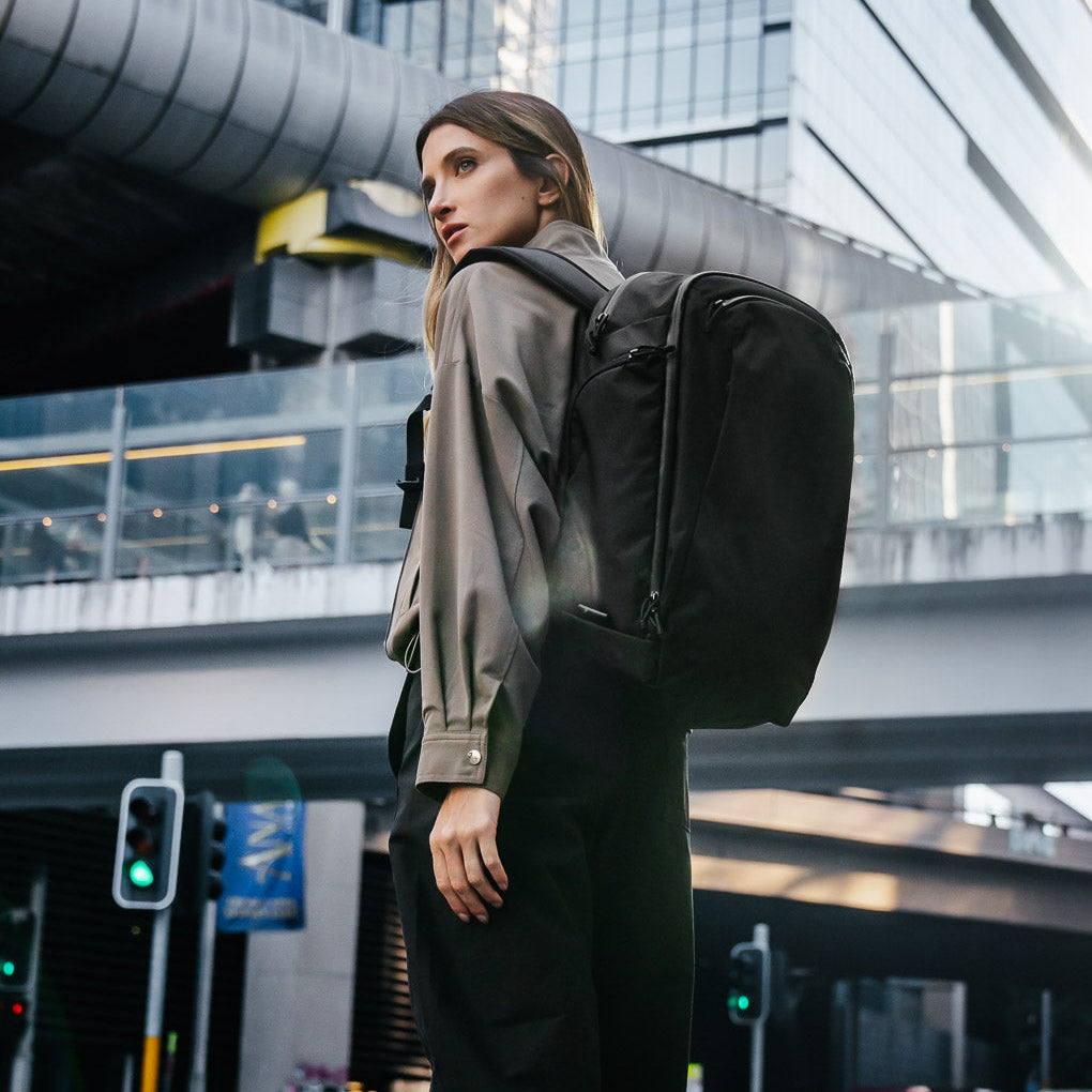 ALPAKA Traverse Backpack 30L，展示其行李通道功能，適合旅行使用。