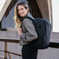 ALPAKA Traverse Backpack 30L，展示其行李通道功能，適合旅行使用。
