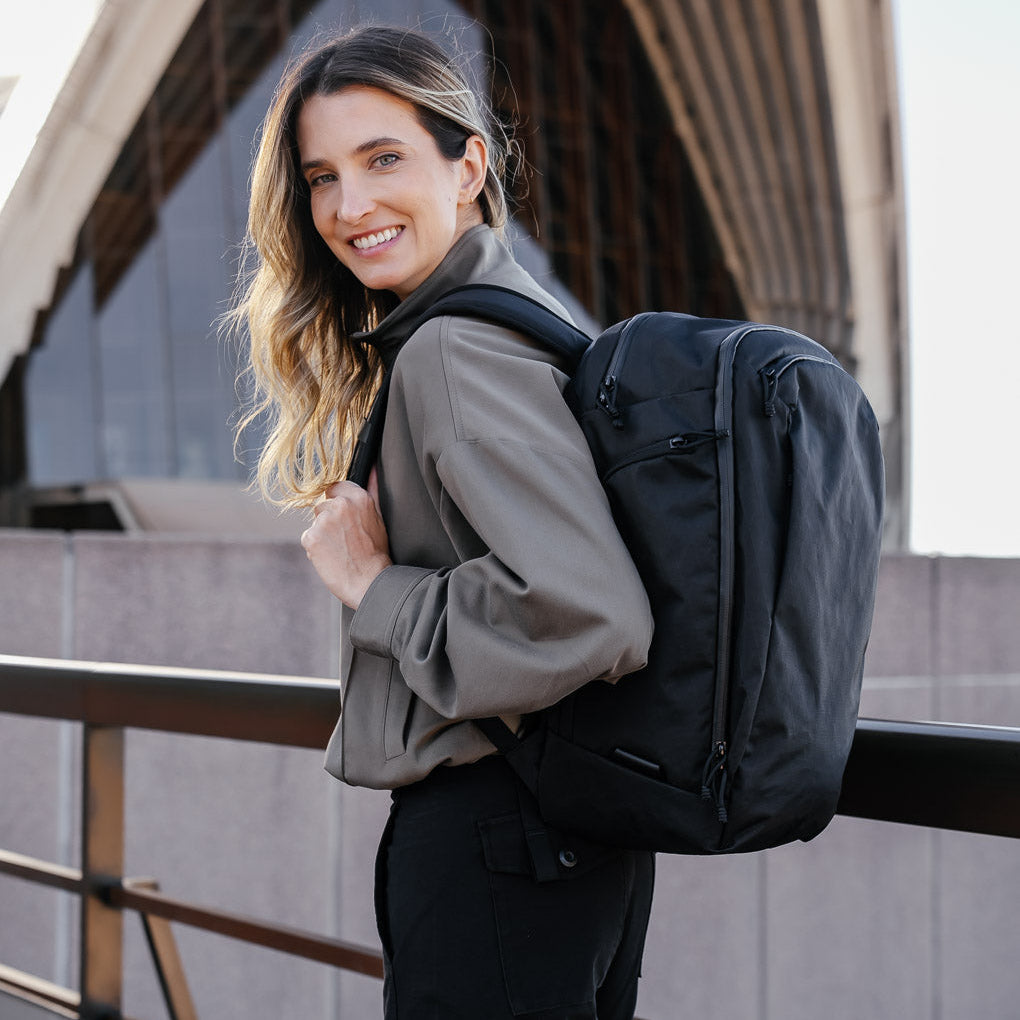 ALPAKA Traverse Backpack 30L，展示其行李通道功能，適合旅行使用。