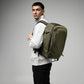 ALPAKA Traverse Backpack 30L，展示其行李通道功能，適合旅行使用。