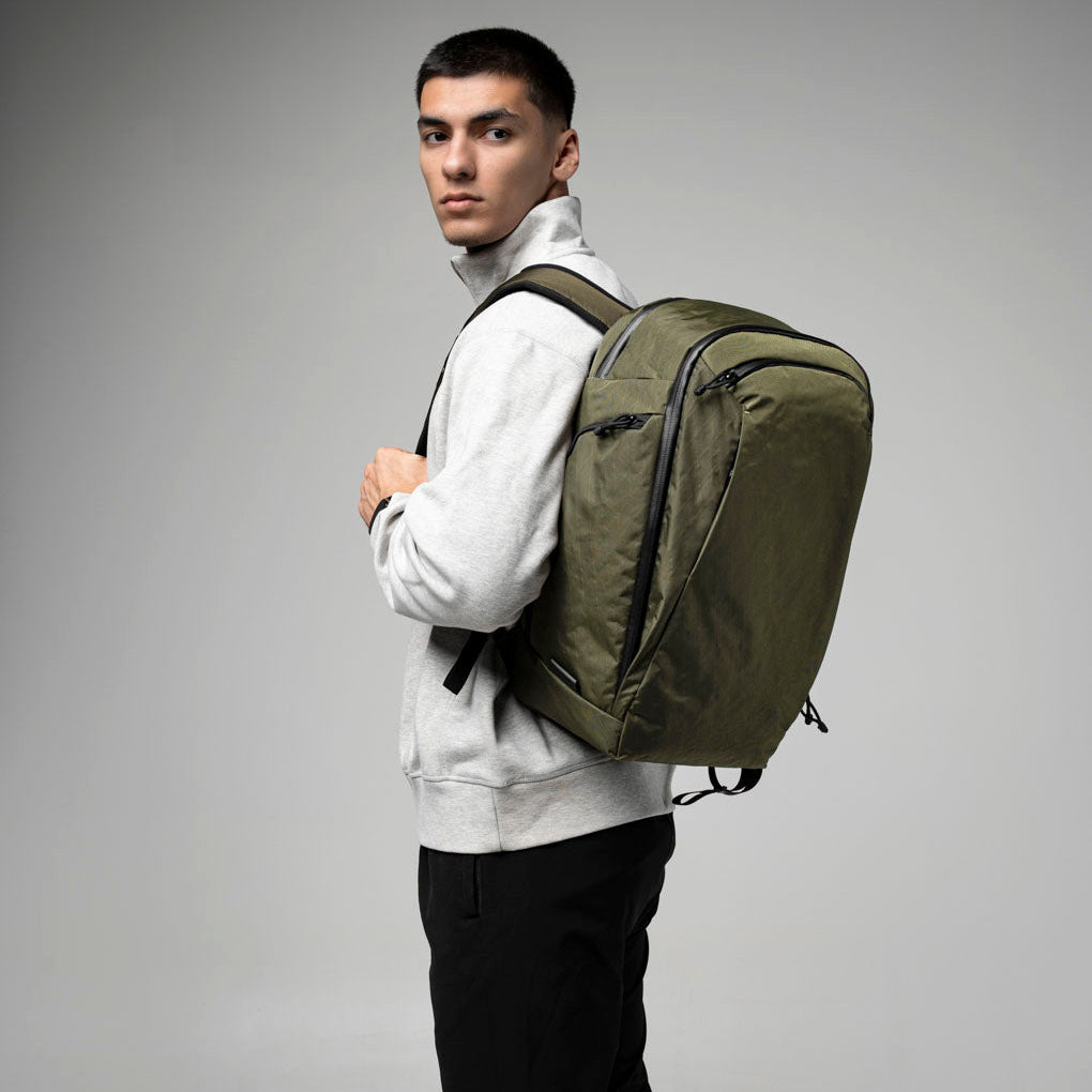 ALPAKA Traverse Backpack 30L，展示其行李通道功能，適合旅行使用。