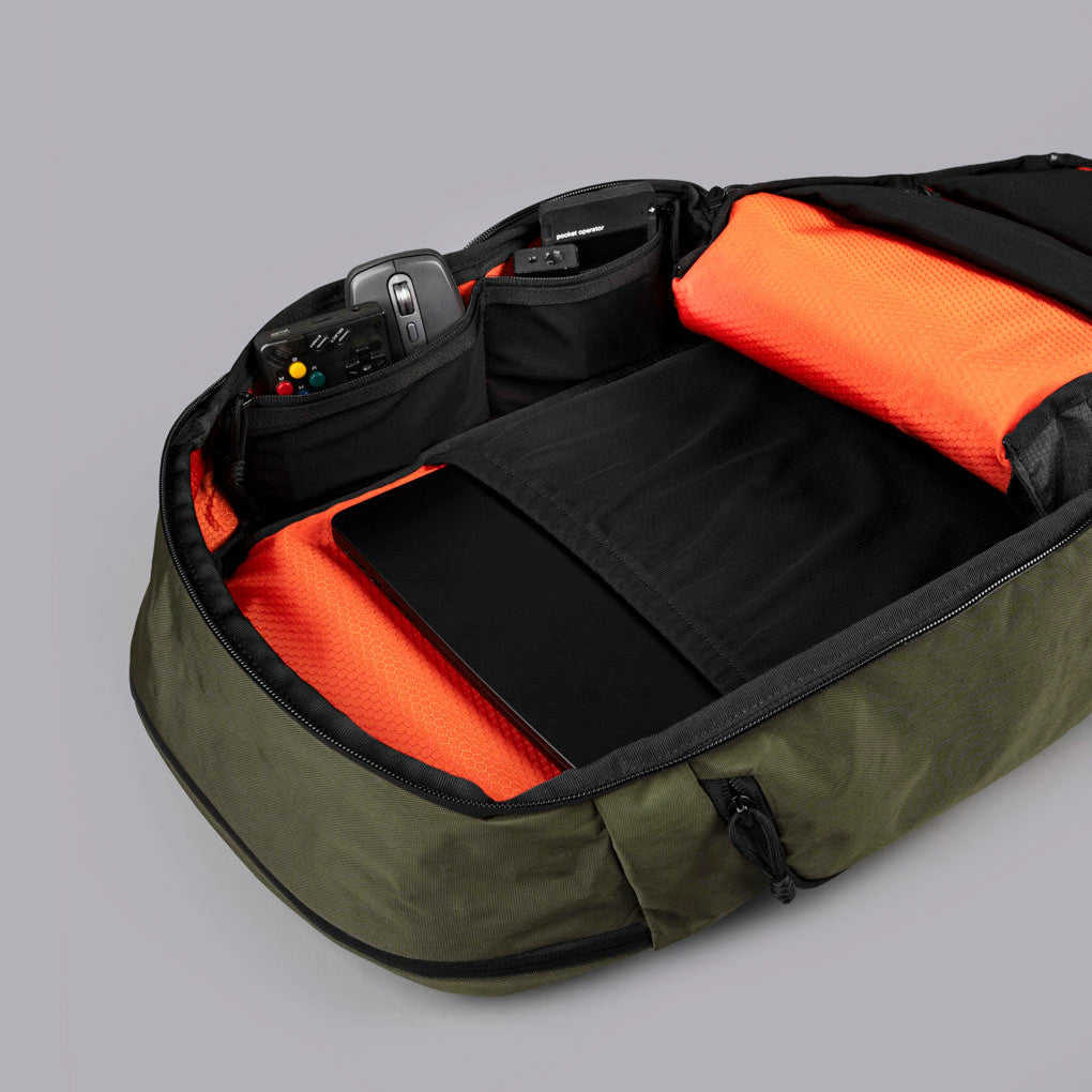 ALPAKA Traverse Backpack 30L，展示其行李通道功能，適合旅行使用。