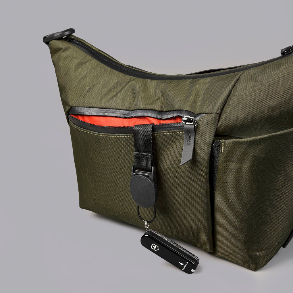 ALPAKA Flow Satchel 全新可拆卸肩帶設計，支持多種佩戴方式