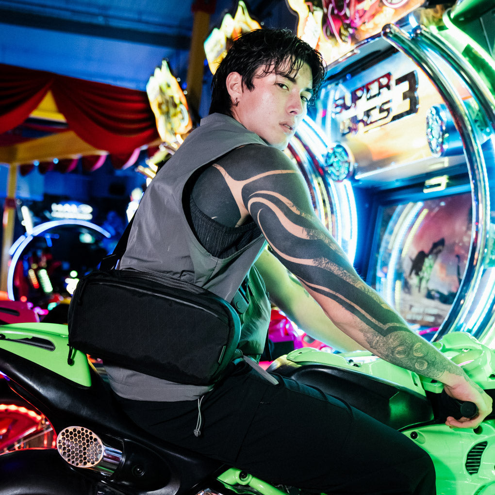 ALPAKA Eclipse Gaming Sling 便攜遊戲包，專為玩家設計。
