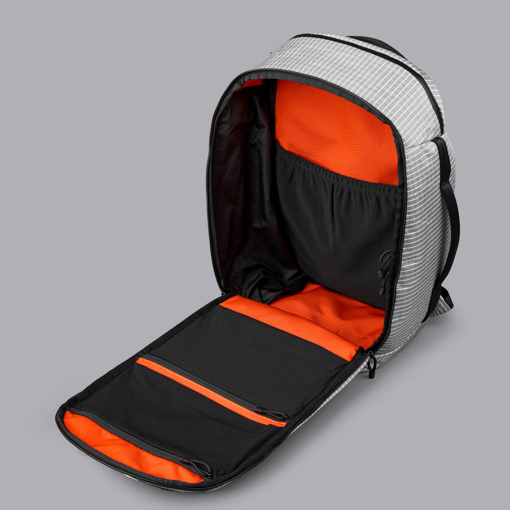 ALPAKA Traverse Backpack 30L，展示其行李通道功能，適合旅行使用。