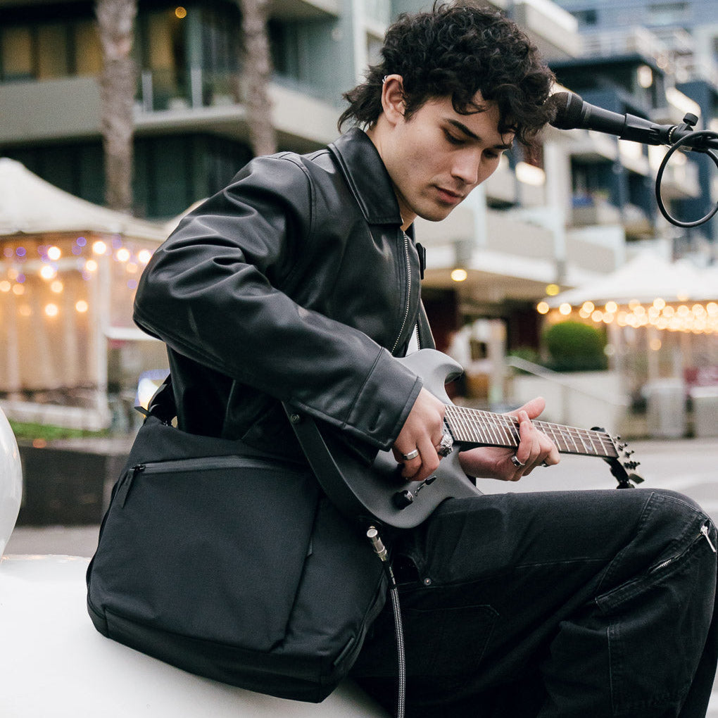ALPAKA Flow Satchel 全新可拆卸肩帶設計，支持多種佩戴方式