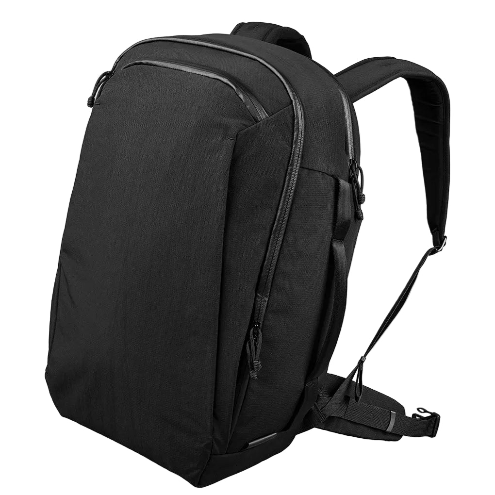 ALPAKA Traverse Backpack 38L 黑色款，展示其時尚設計與高耐用 Axoflux 400D 防撕裂尼龍材質。