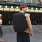 ALPAKA Traverse Backpack 38L 黑色款，展示其時尚設計與高耐用 Axoflux 400D 防撕裂尼龍材質。