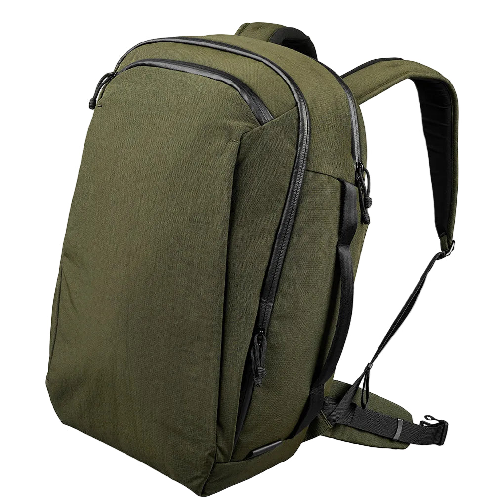ALPAKA Traverse Backpack 38L 黑色款，展示其時尚設計與高耐用 Axoflux 400D 防撕裂尼龍材質。