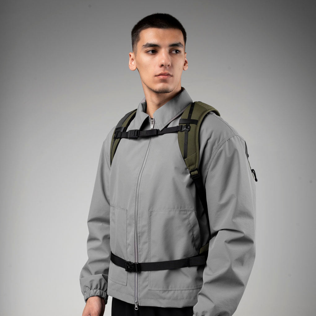 ALPAKA Traverse Backpack 38L 黑色款，展示其時尚設計與高耐用 Axoflux 400D 防撕裂尼龍材質。
