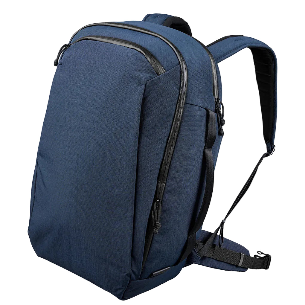 ALPAKA Traverse Backpack 38L 黑色款，展示其時尚設計與高耐用 Axoflux 400D 防撕裂尼龍材質。