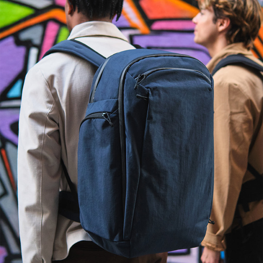 ALPAKA Traverse Backpack 38L 黑色款，展示其時尚設計與高耐用 Axoflux 400D 防撕裂尼龍材質。