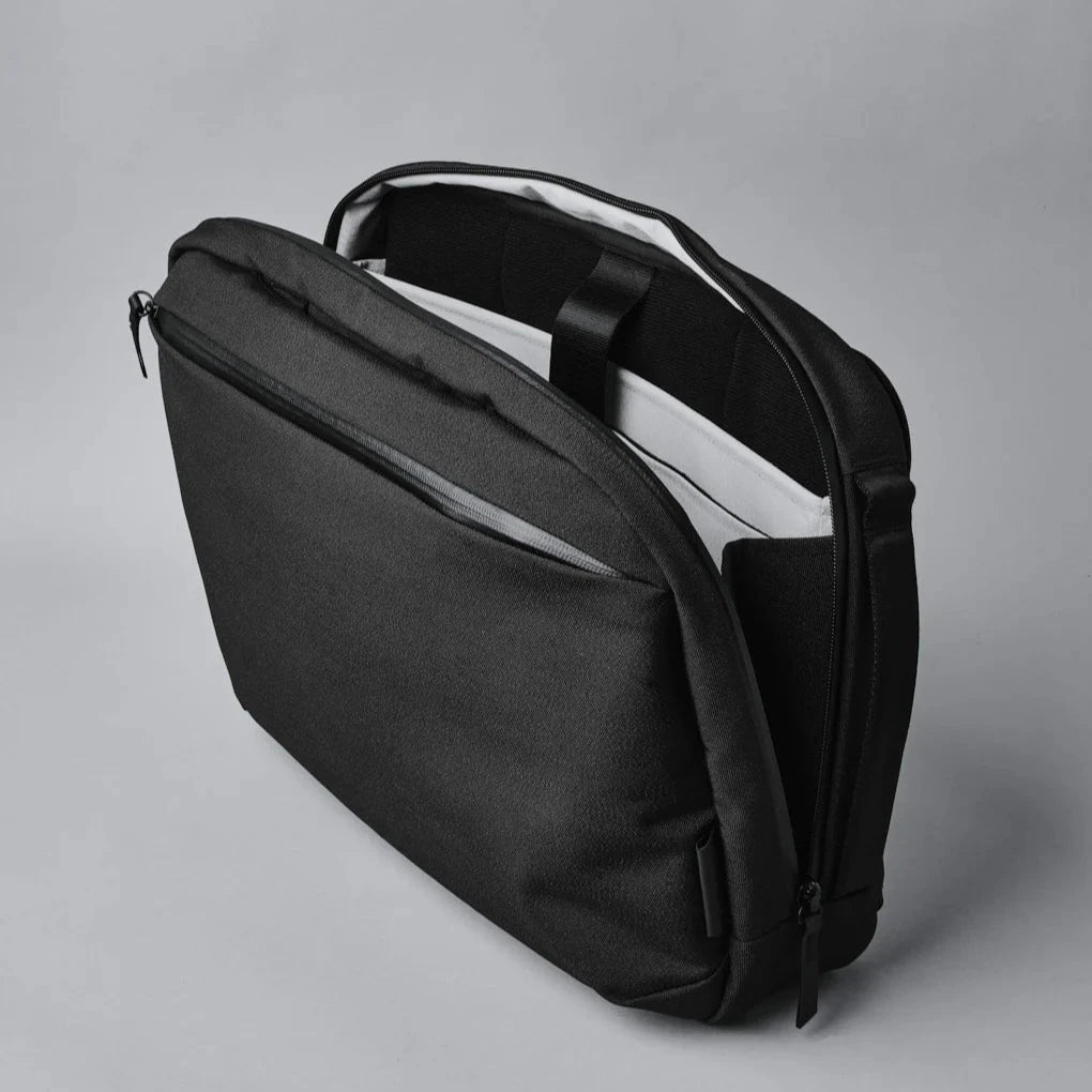 ALPAKA Elements Tech Brief Pro 日常通勤背囊 600D｜柔軟襯裡的隔層可容納 16 吋 MacBook Pro