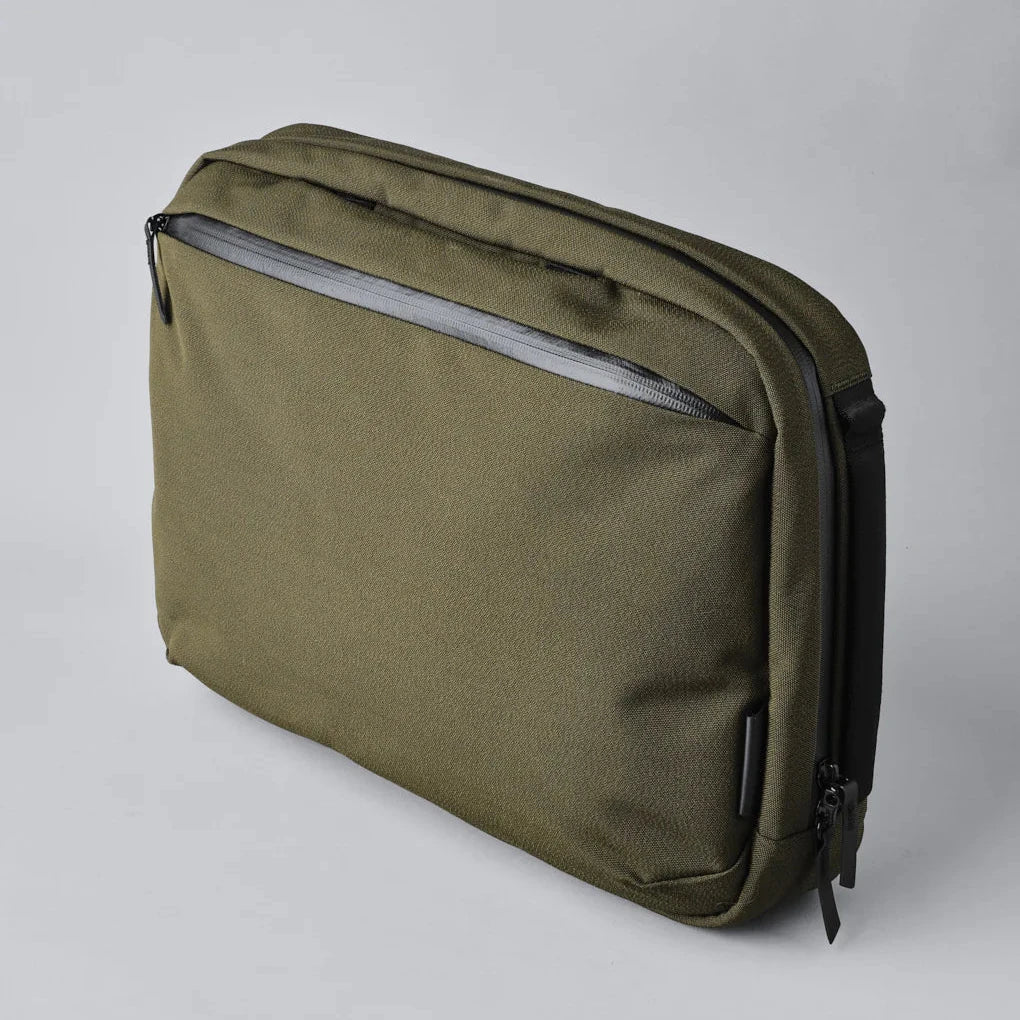 ALPAKA Elements Tech Brief Pro 日常通勤背囊 600D｜採用 Axoflux® 600D 回收纖維與 YKK Aquaguard 防水拉鍊，提供全天候保護