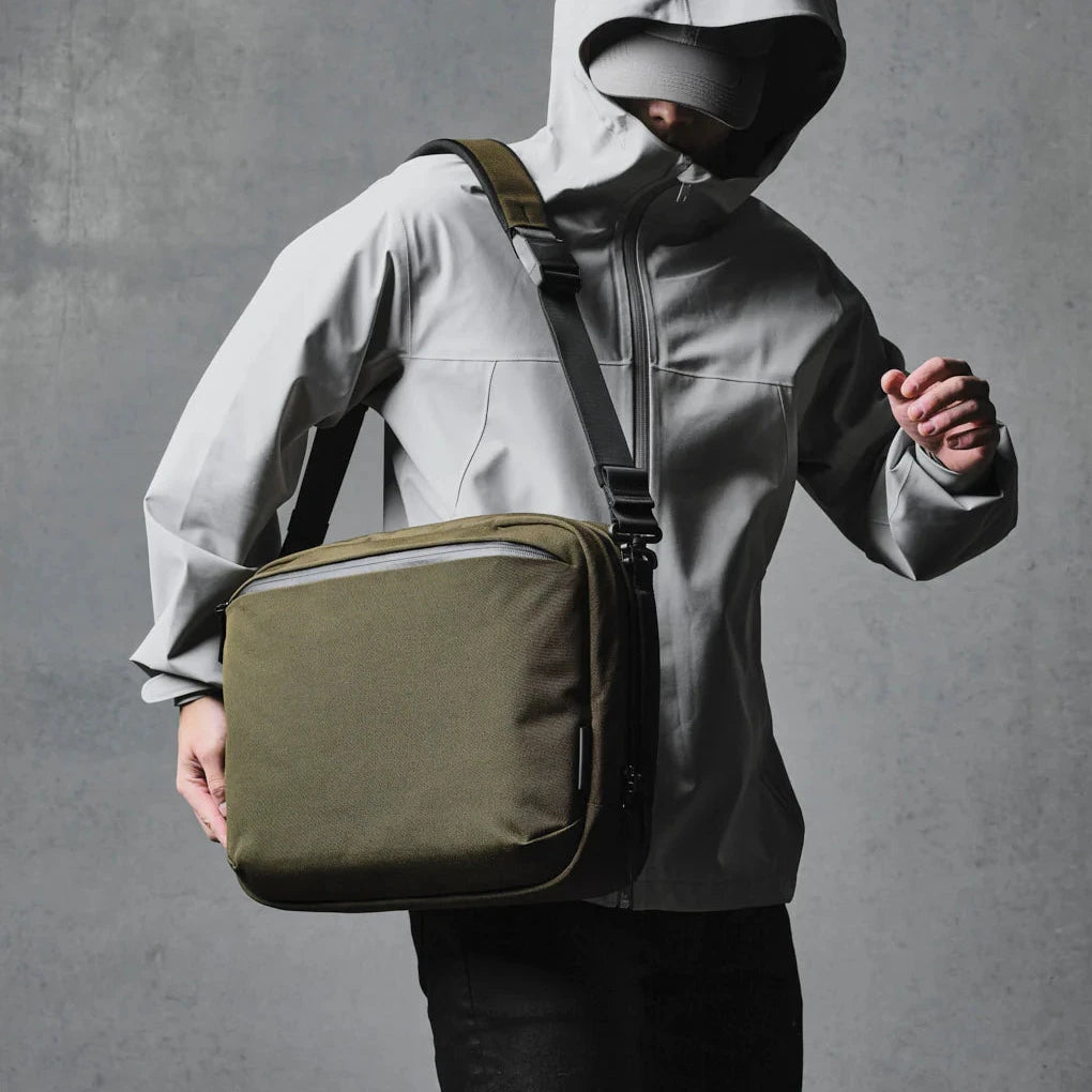 ALPAKA Elements Tech Brief Pro 日常通勤背囊 600D｜採用 Axoflux® 600D 回收纖維與 YKK Aquaguard 防水拉鍊，提供全天候保護