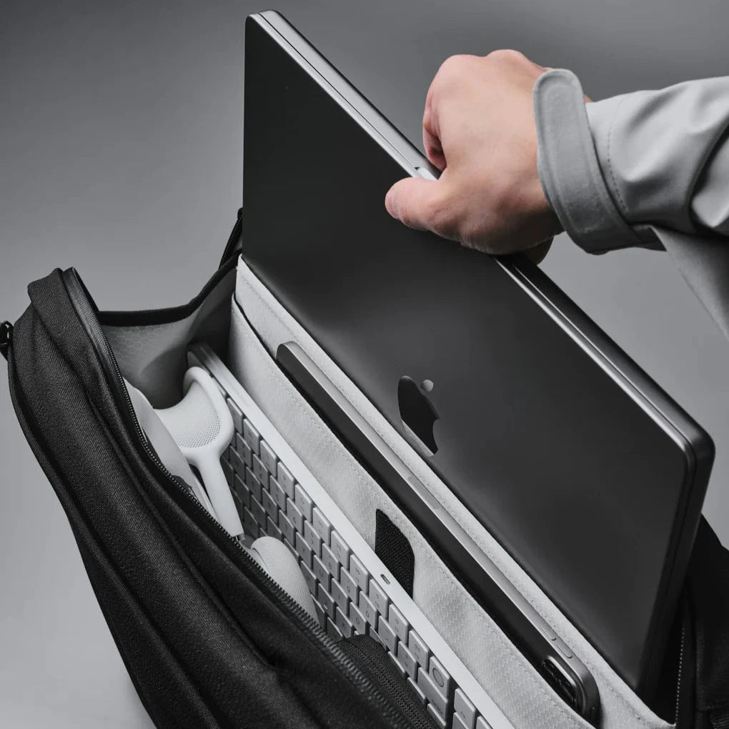 ALPAKA Elements Tech Brief Pro 日常通勤背囊 600D｜柔軟襯裡的隔層可容納 16 吋 MacBook Pro