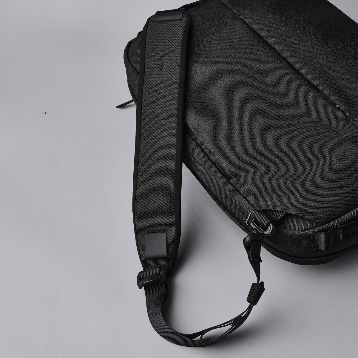 ALPAKA Elements Tech Brief Pro 日常通勤背囊 600D｜柔軟襯裡的隔層可容納 16 吋 MacBook Pro