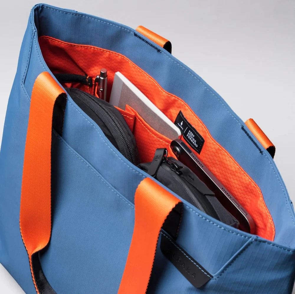 Elements Tote (M) 配有四個內部滑袋與彈性瓶套，方便整理隨身物品