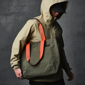 Elements Tote (M) 作為日常通勤包，輕鬆收納筆電、文件和日常用品，簡約時尚適合上班族