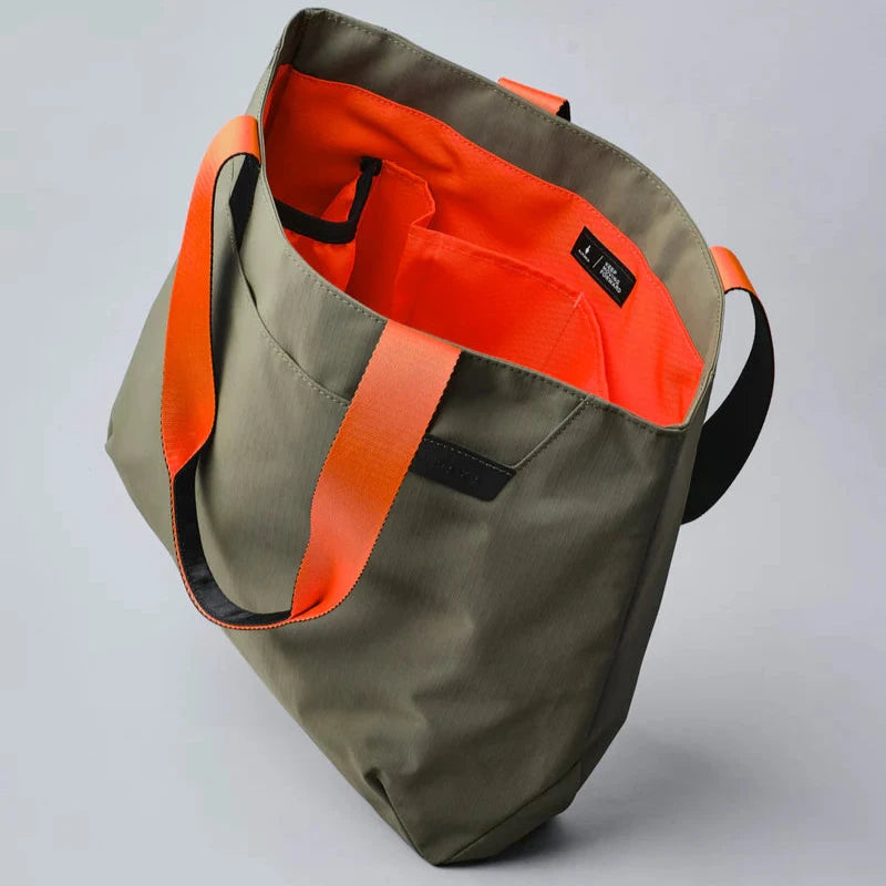 Elements Tote (M) 提供黑、綠、灰、藍多種顏色選擇，滿足不同風格需求