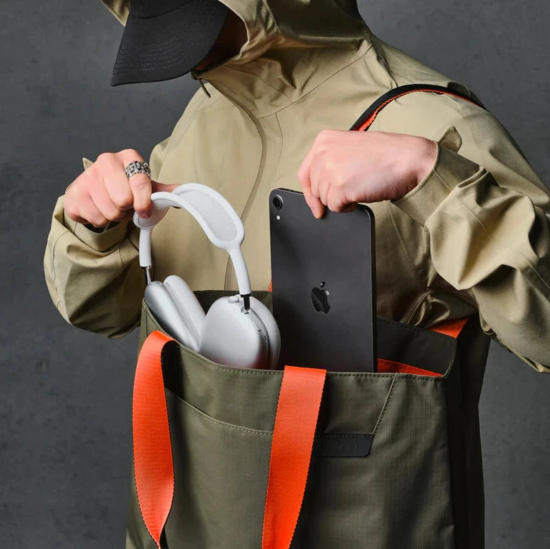 Elements Tote (M) 作為日常通勤包，輕鬆收納筆電、文件和日常用品，簡約時尚適合上班族